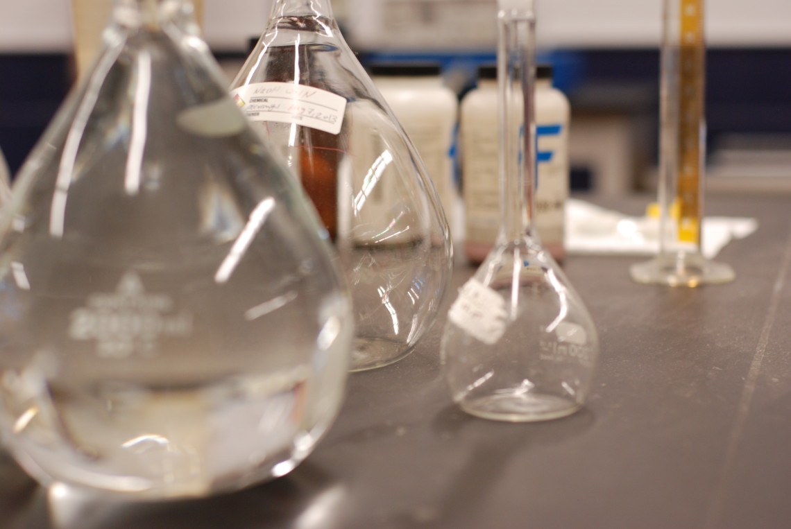 ID students analyzed the existing landscape of scientiﬁc labs, identiﬁed an unforseen need, and designed their equipment-sharing service.